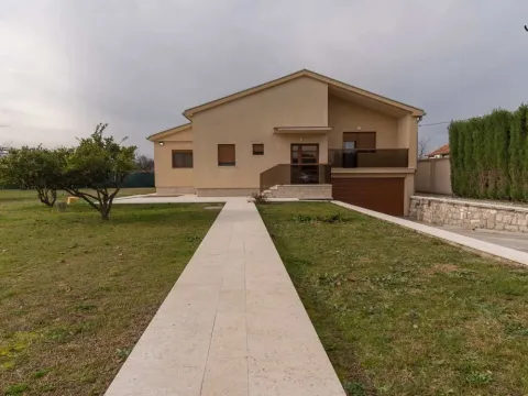 Izdavanje, kuća, 170m², Dajbabe, Podgorica - image 19