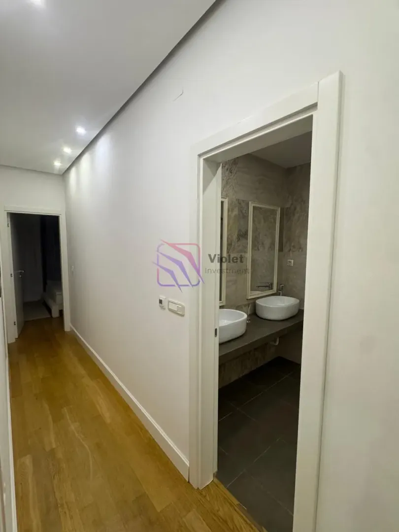 Izdavanje, dvosoban stan, 108m², Centar, Budva