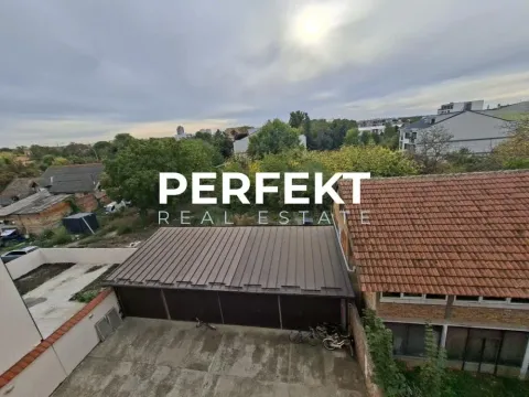 Pogled iz visine na dvorište, garažu i okolne objekte. - image 8