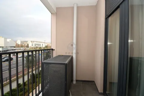 Manji natkriveni balkon sa metalnom ogradom i pogledom na ulicu. - image 11