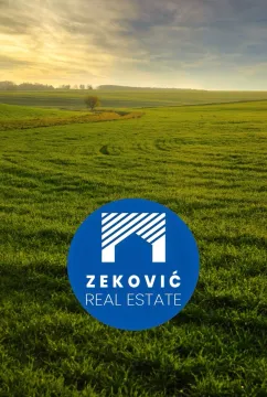 Pogled na zelenu poljanu i pejzaž sa logotipom agencije u prvom planu. - image 2
