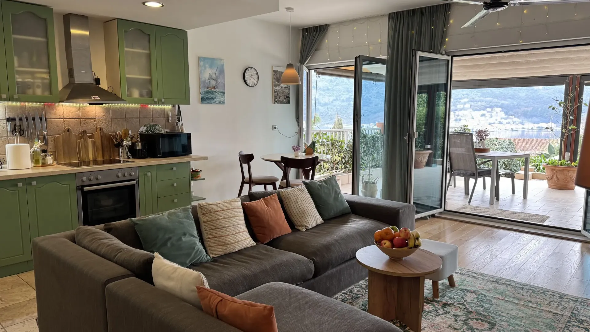 Prodaja, dvosoban stan, 74m², Dobrota, Kotor