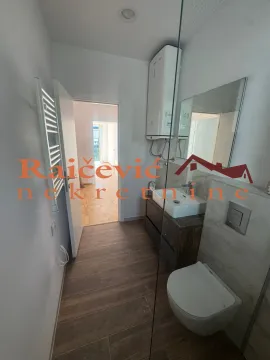 Manje kupatilo sa umivaonikom, WC šoljom, bojlerom i tuš kabinom. - image 12