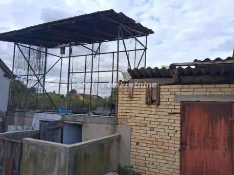 Spoljni dio dvorišta sa pomoćnim objektom i ograđenom konstrukcijom. - image 10