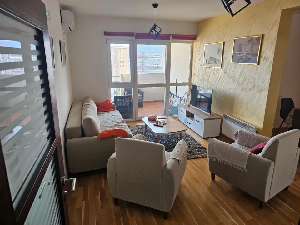 Izdavanje, dvosoban stan, 65m², Centar, Bar