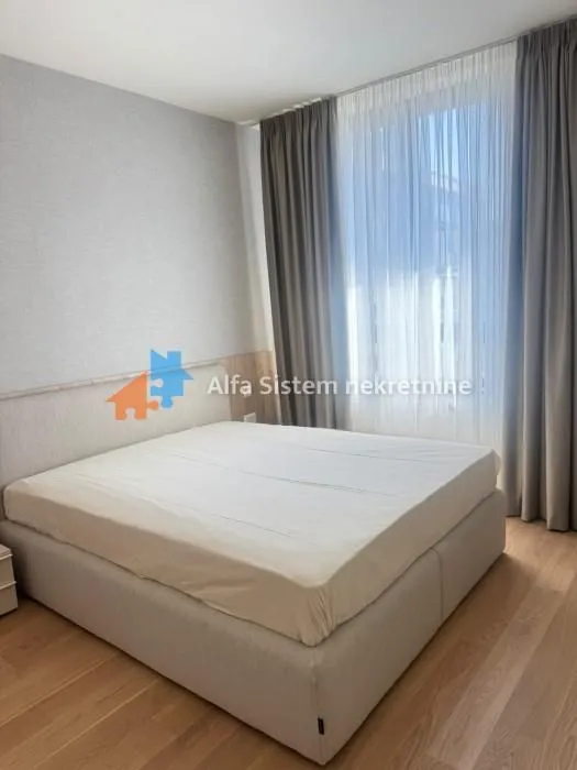 Izdavanje, trosoban stan, 74m², Savski Venac, Beograd