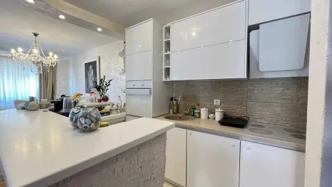 Moderna bijela kuhinja sa šankom. - image 6