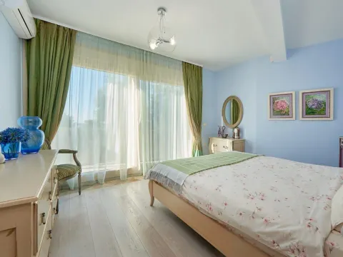 Izdavanje, trosoban stan, 247m², Sveti Stefan, Budva - image 14