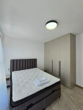 Spavaća soba sa bračnim krevetom i ugradnim ormarom. - image 6