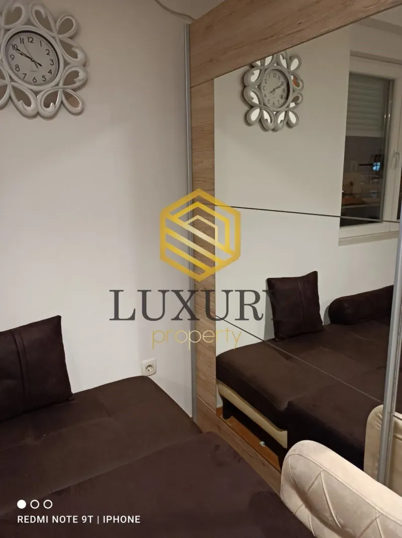 Living room with a sofa set and a large mirror on the wardrobe.