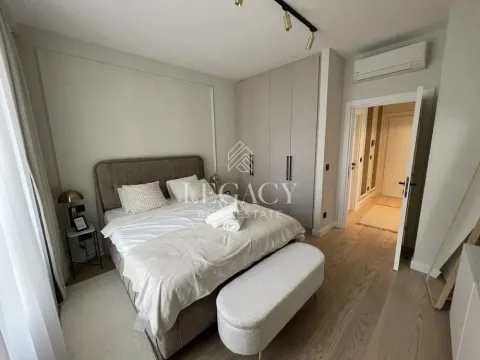 Moderna spavaća soba sa bračnim krevetom, plakarom i izlazom u hodnik. - image 6