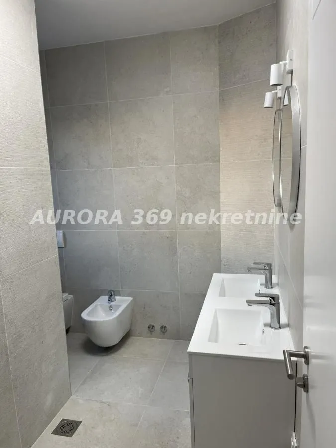 Izdavanje, kuća, 247m², Sremska Kamenica, Petrovaradin