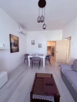 Dnevni boravak sa trpezarijom i garniturom za sedenje. - image 3