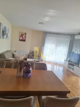 Dnevna soba sa trpezarijom i garniturom za sedenje. - image 2