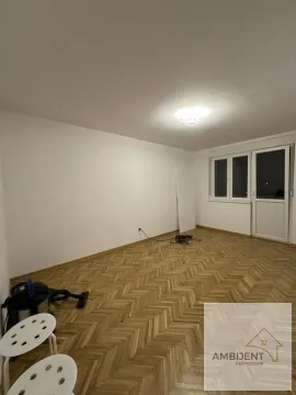Prazna prostorija sa parketom i belim zidovima. - image 3