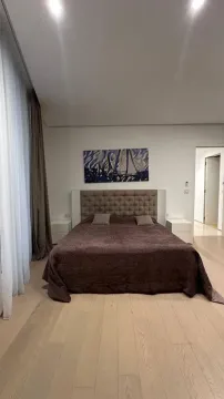 Uređena spavaća soba sa bračnim krevetom i drvenim podom. - image 4