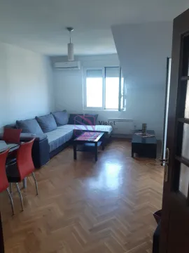 Dnevna soba sa garniturom, trpezarijskim stolom i parketom na podu. - image 8