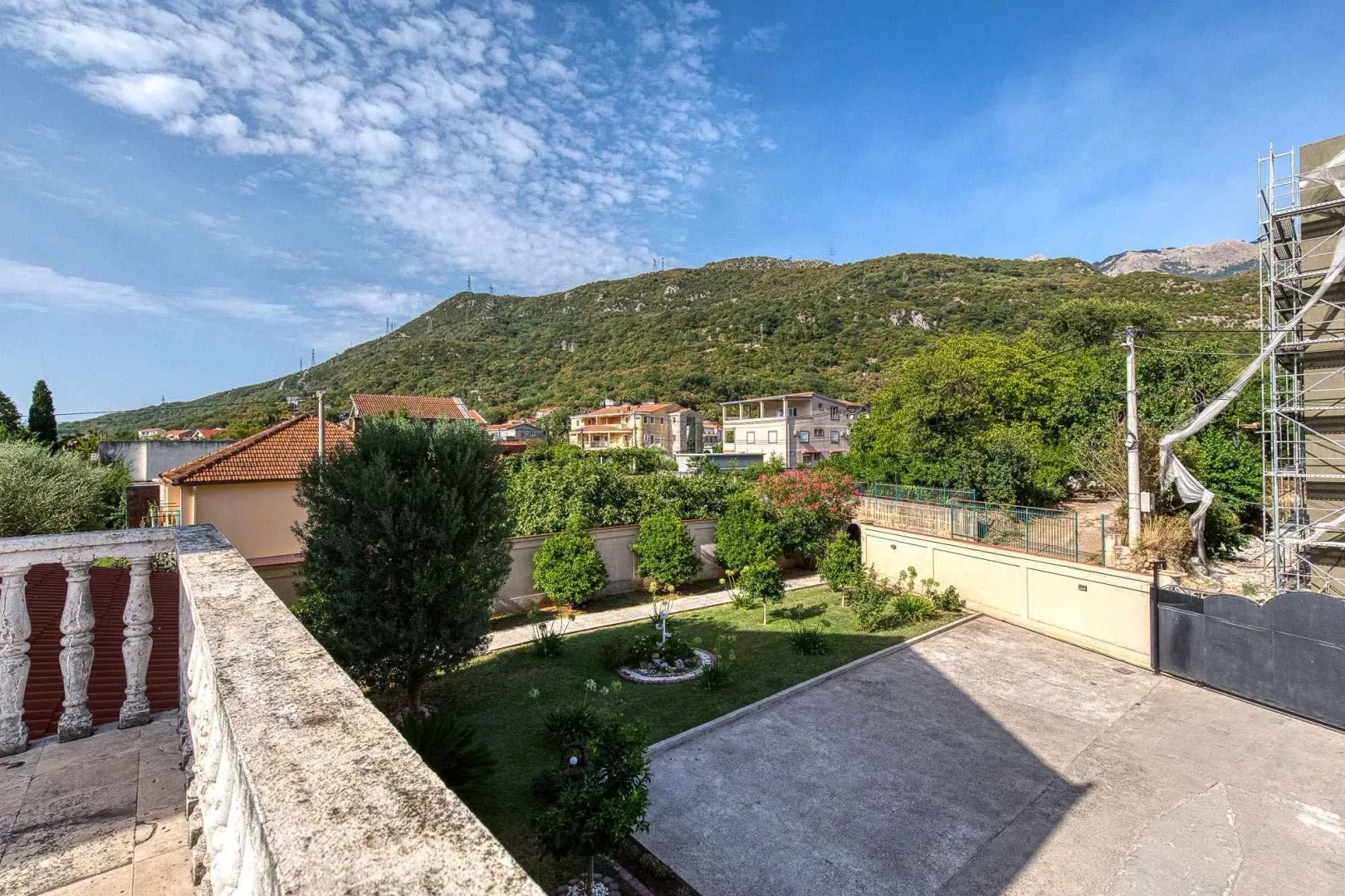 Pogled sa terase na dvorište i okolne planine.