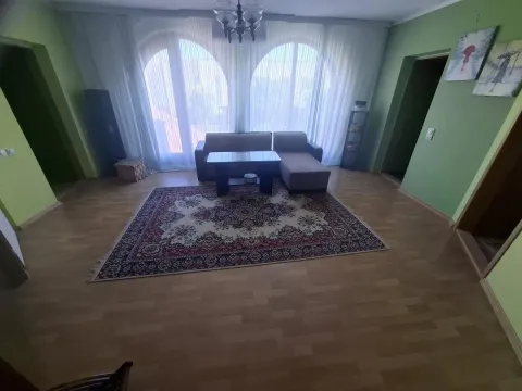 Dnevna soba sa garniturom, tepihom i velikim prozorima. - image 19
