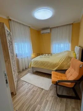 Nameštena spavaća soba sa krevetom, foteljom i garderoberom. - image 4