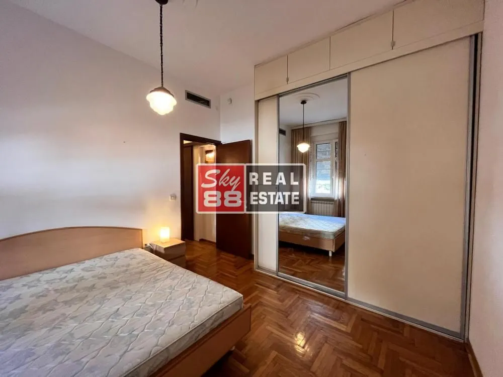 Rent, four bedroom apartment, 130m², Senjak, Beograd