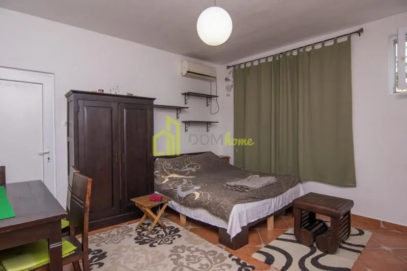 Izdavanje, kuća, 250m², Tološi, Podgorica