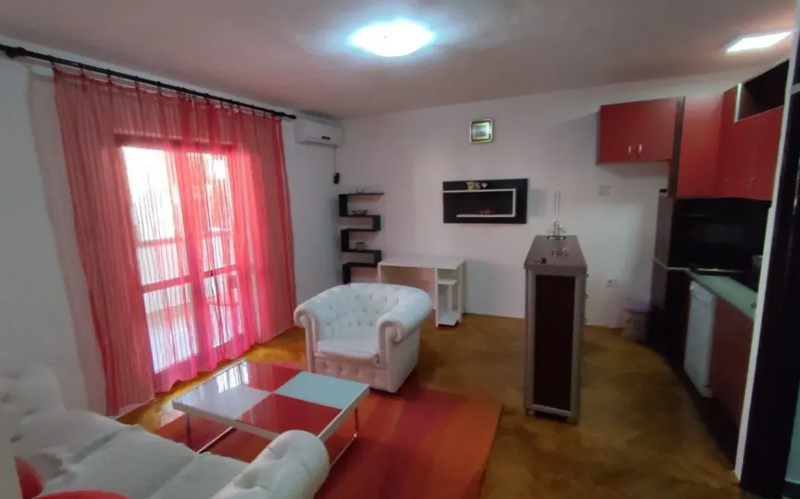 Izdavanje, jednosoban stan, 50m², Malo Brdo, Podgorica