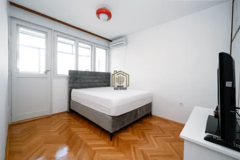 Spavaća soba sa bračnim krevetom, drvenim parketom i izlazom na terasu. - image 11