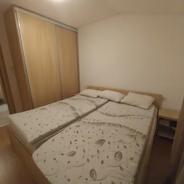 Namještena spavaća soba sa bračnim krevetom i ugradnim plakarom. - image 4