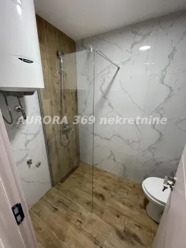 Savremeno opremljeno kupatilo sa tuš kabinom i bojlerom. - image 7