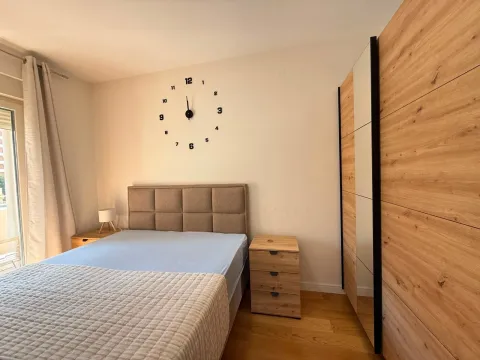 Namještena spavaća soba sa bračnim krevetom, plakarom i zidnim satom. - image 5