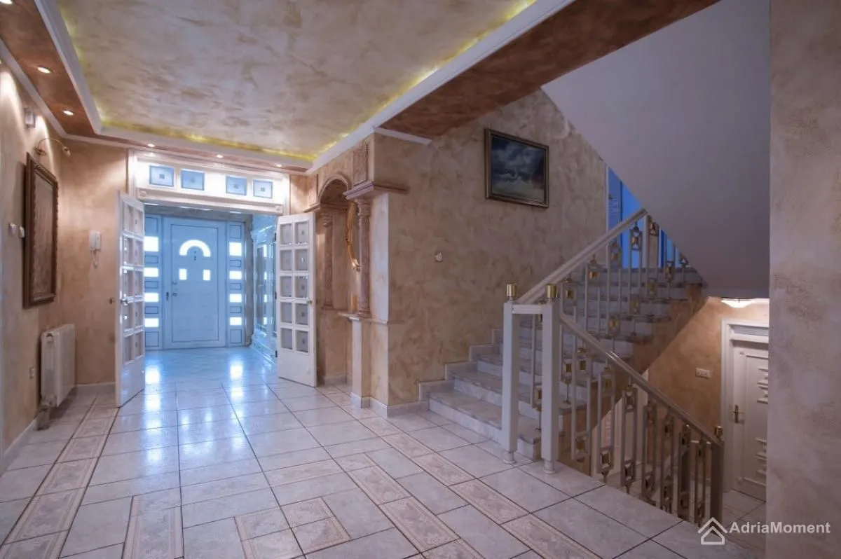 Sale, house, 700m², Tološi, Podgorica