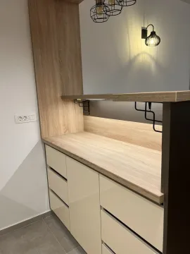 Moderni šank sa drvenom radnom površinom i ugrađenom rasvjetom. - image 21