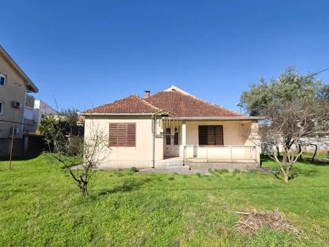 Kuća in Tološi