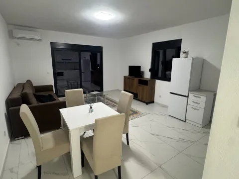 Izdavanje, trosoban stan, 75m², Polje, Bar - image 8