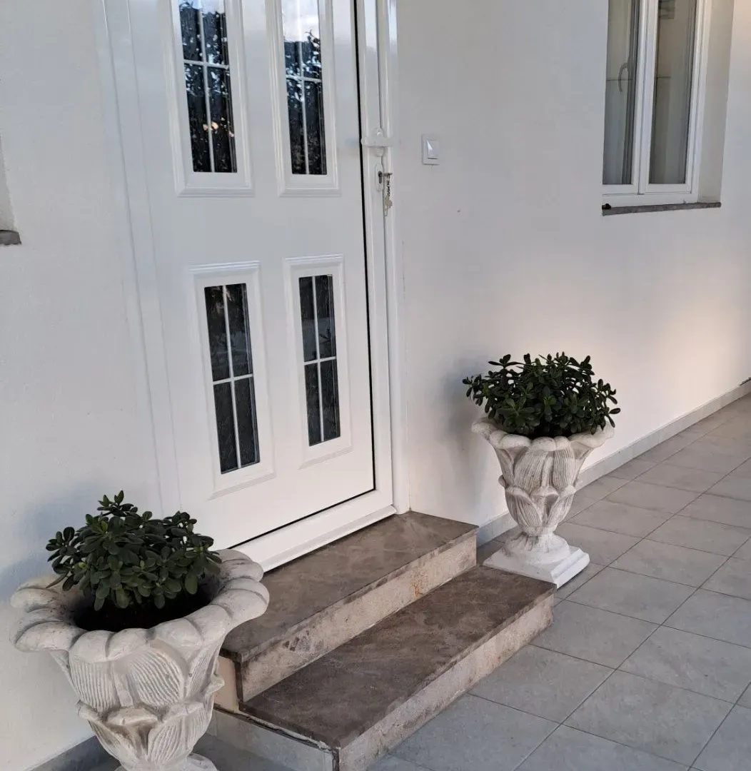 Izdavanje, jednosoban stan, 47m², Kalimanj, Tivat