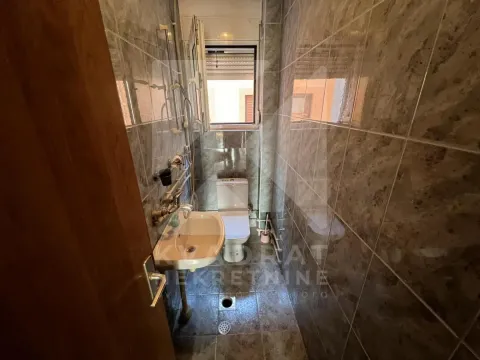 Izdavanje, kuća, 500m², Stari Aerodrom, Podgorica - image 26