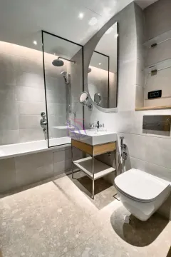 Moderne kupatilo sa tuš kabinom, kadom, umivaonikom i toaletom. - image 9