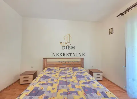 Spavaća soba sa bračnim krevetom i noćnim stočićima. - image 7