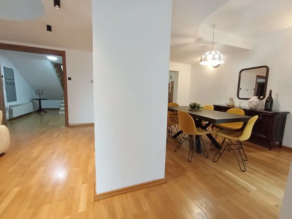 Izdavanje, kuća, 300m², Gorica C, Podgorica
