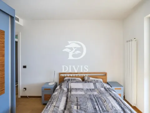 Nameštena spavaća soba sa bračnim krevetom i noćnim stočićima. - image 10