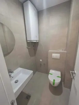 Novoopremljeno kupatilo sa umivaonikom, WC šoljom i bojlerom. - image 9