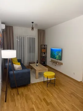 Udobna dnevna soba sa garniturom i televizorom. - image 5