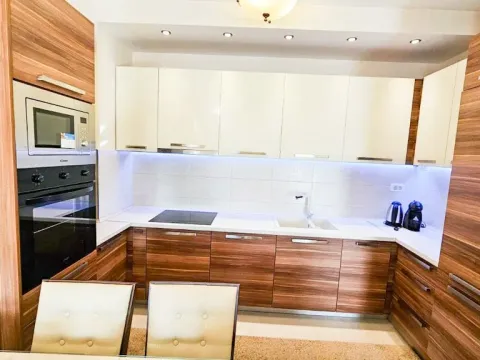 Izdavanje, dvosoban stan, 64m², City Kvart, Podgorica - image 10