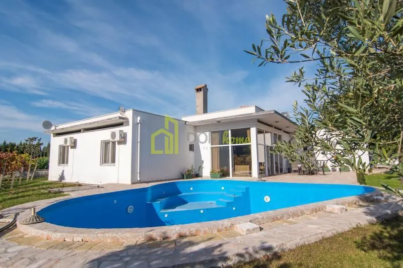 Rent, house, 250m², Tološi, Podgorica