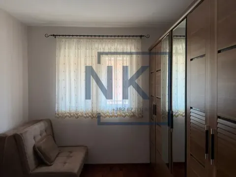 Manja spavaća soba sa krevetom na razvlačenje i velikim drvenim ormarom. - image 7