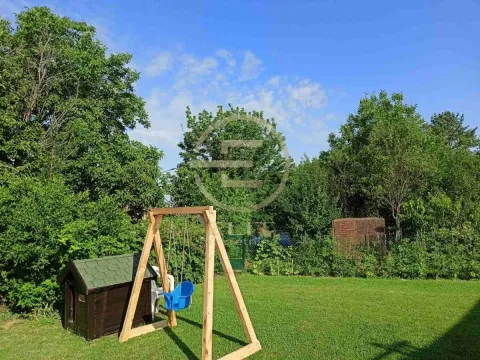 Zeleno dvorište sa drvenom ljuljaškom i kućicom za pse. - image 47