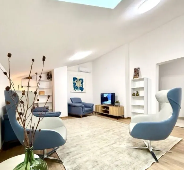 Izdavanje, dvosoban stan, 100m², Budva, Crna Gora