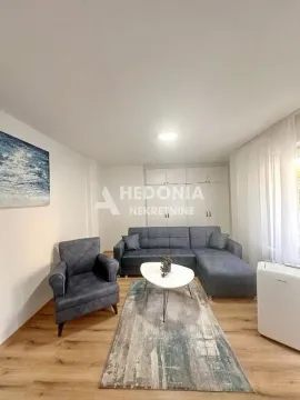 Dnevna soba sa ugaonom garniturom, foteljom i stočićem. - image 3