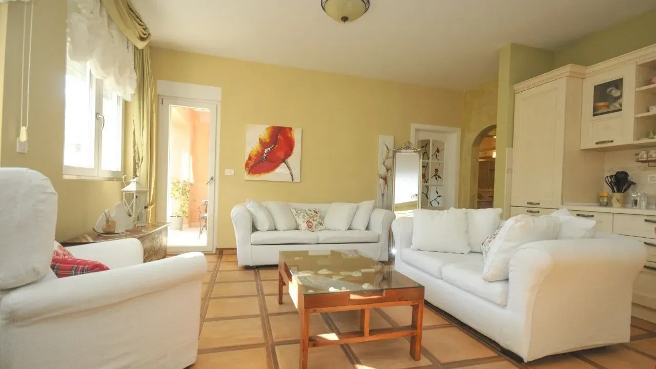 Izdavanje, dvosoban stan, 64m², Budva, Crna Gora